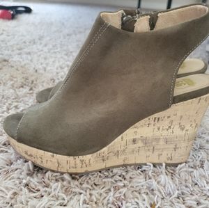 Forest green wedges